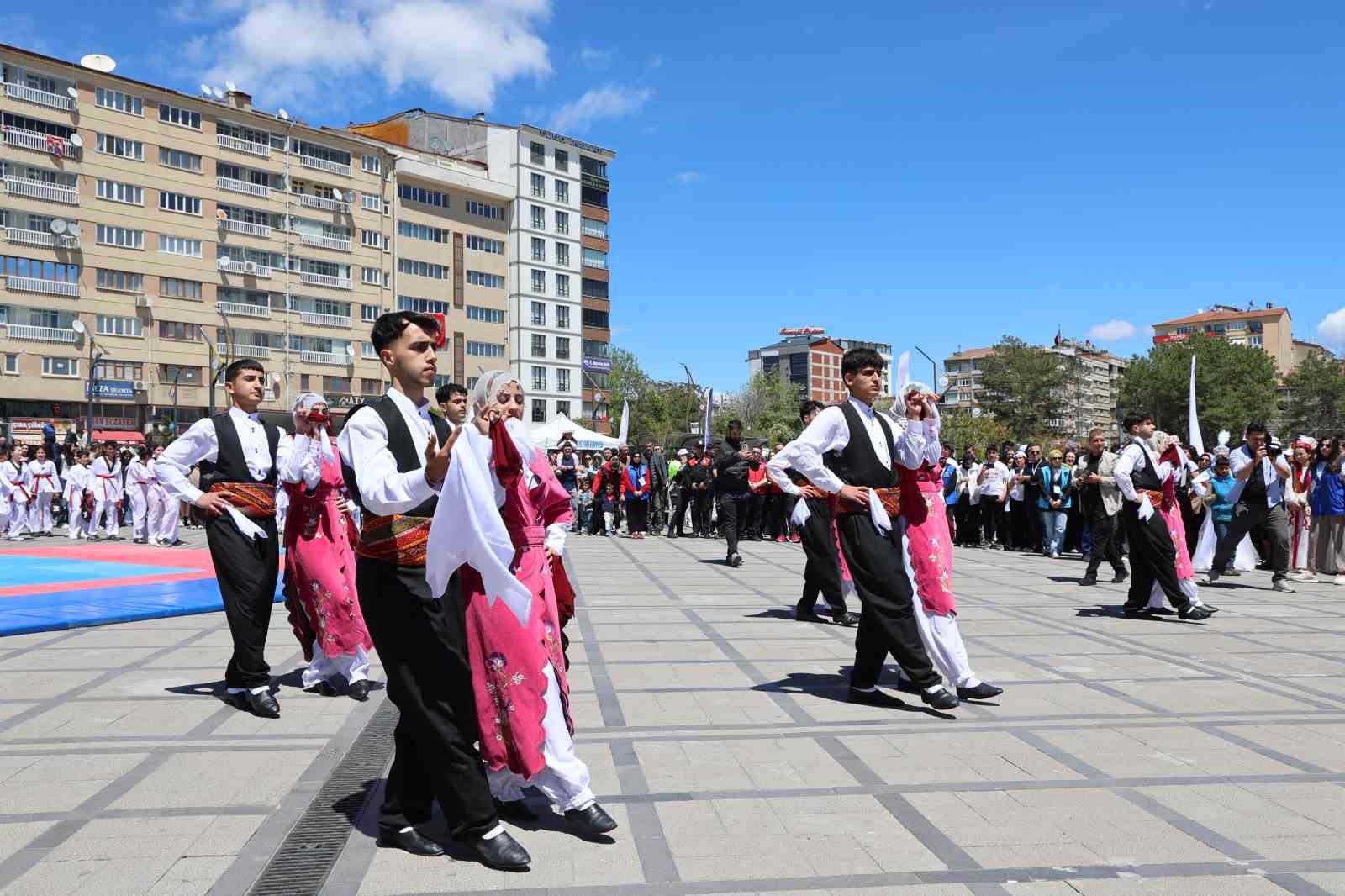 19 mayis festivalinde kirgiz ekibinin kiyafetleri ve muzikleri hayran birakti 3 rTPuqewz