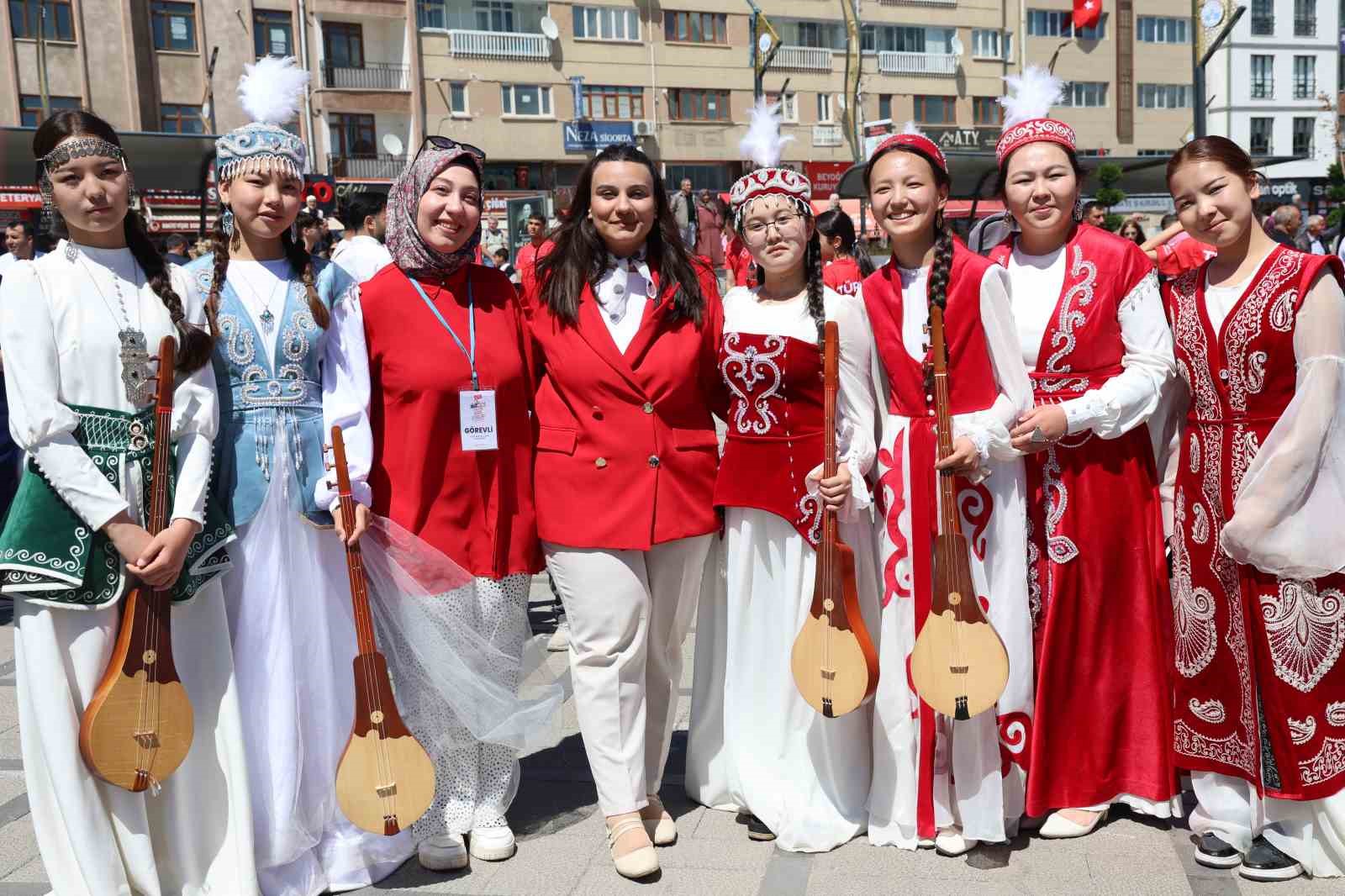 19 mayis festivalinde kirgiz ekibinin kiyafetleri ve muzikleri hayran birakti 4 F5FrtftL