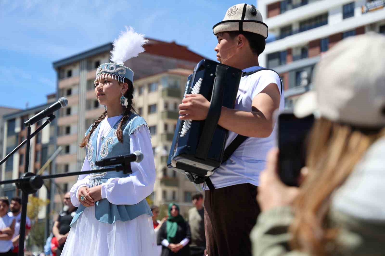 19 mayis festivalinde kirgiz ekibinin kiyafetleri ve muzikleri hayran birakti 5 WDRinmBK