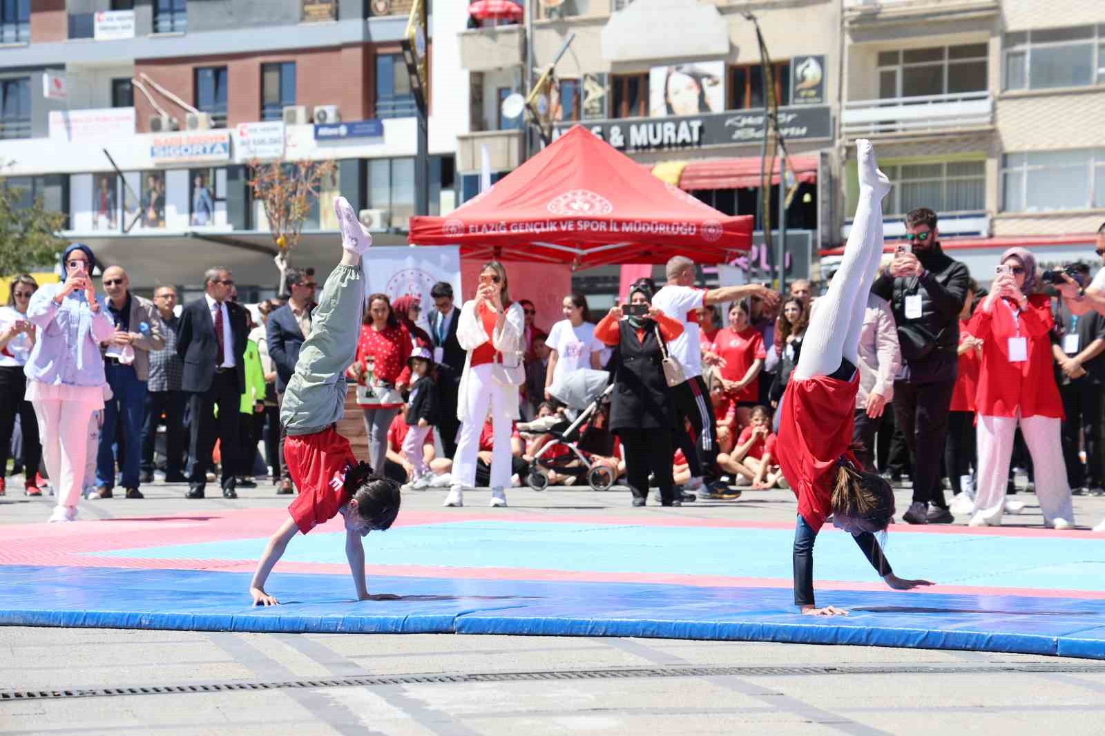 19 mayis festivalinde kirgiz ekibinin kiyafetleri ve muzikleri hayran birakti 6 rSNkaA7f