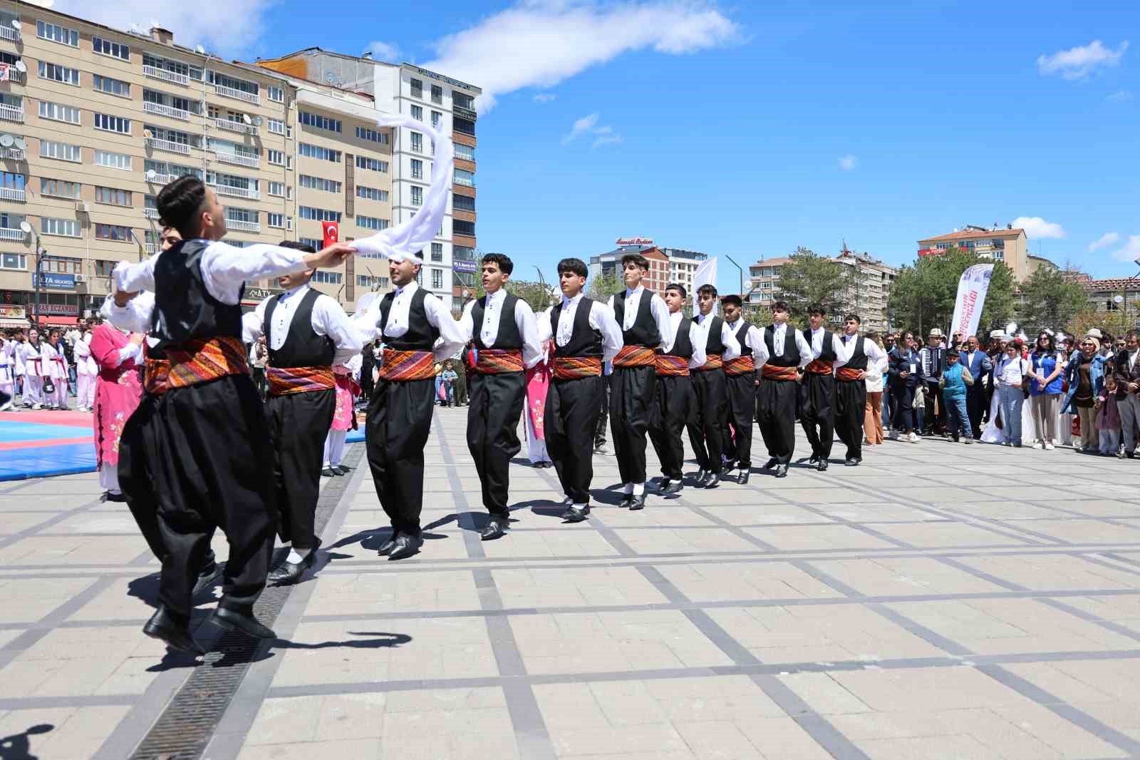 19 mayis festivalinde kirgiz ekibinin kiyafetleri ve muzikleri hayran birakti 7 UtKGQuNC