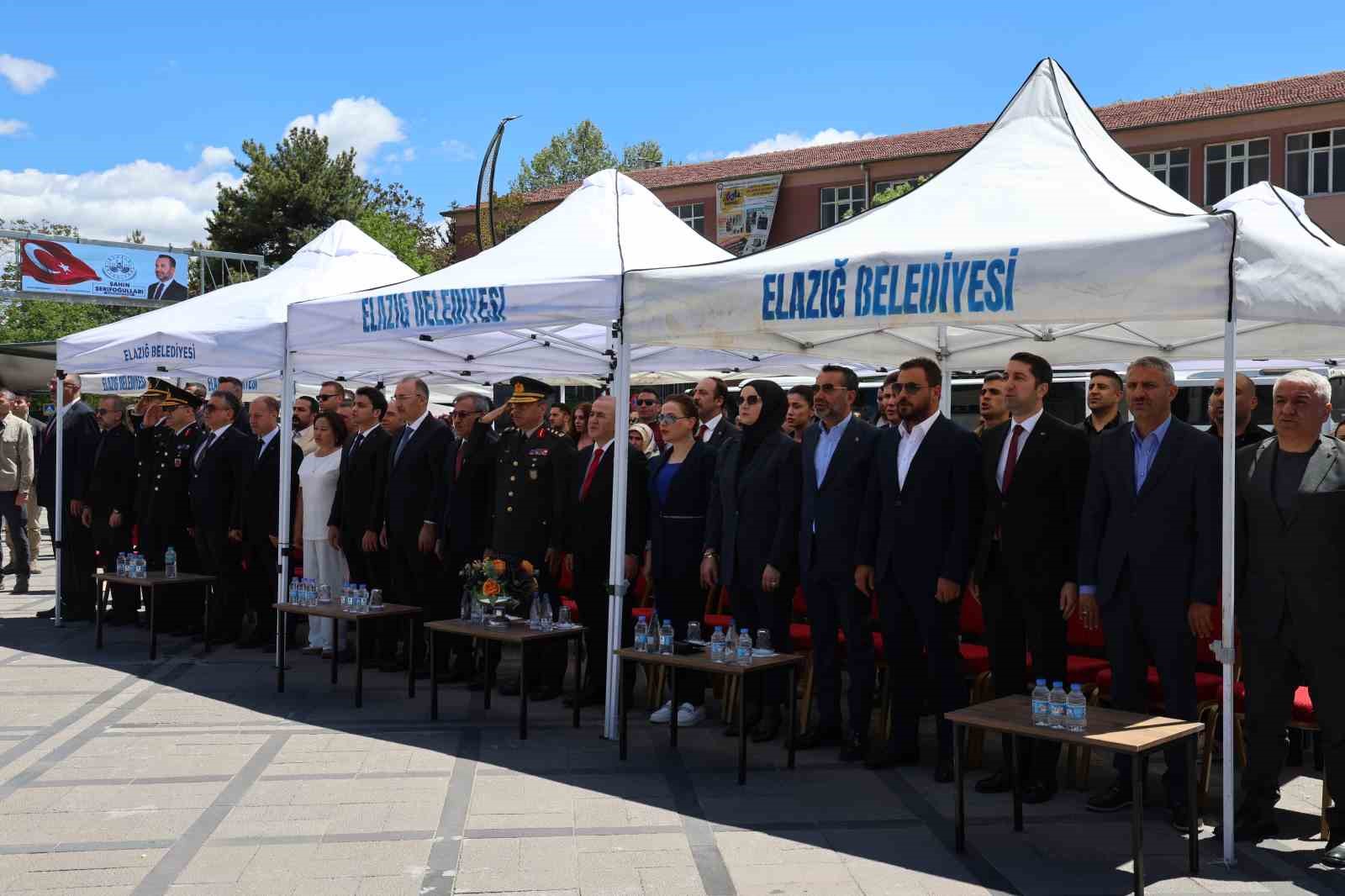 19 mayis festivalinde kirgiz ekibinin kiyafetleri ve muzikleri hayran birakti 8 mmuN7NUw
