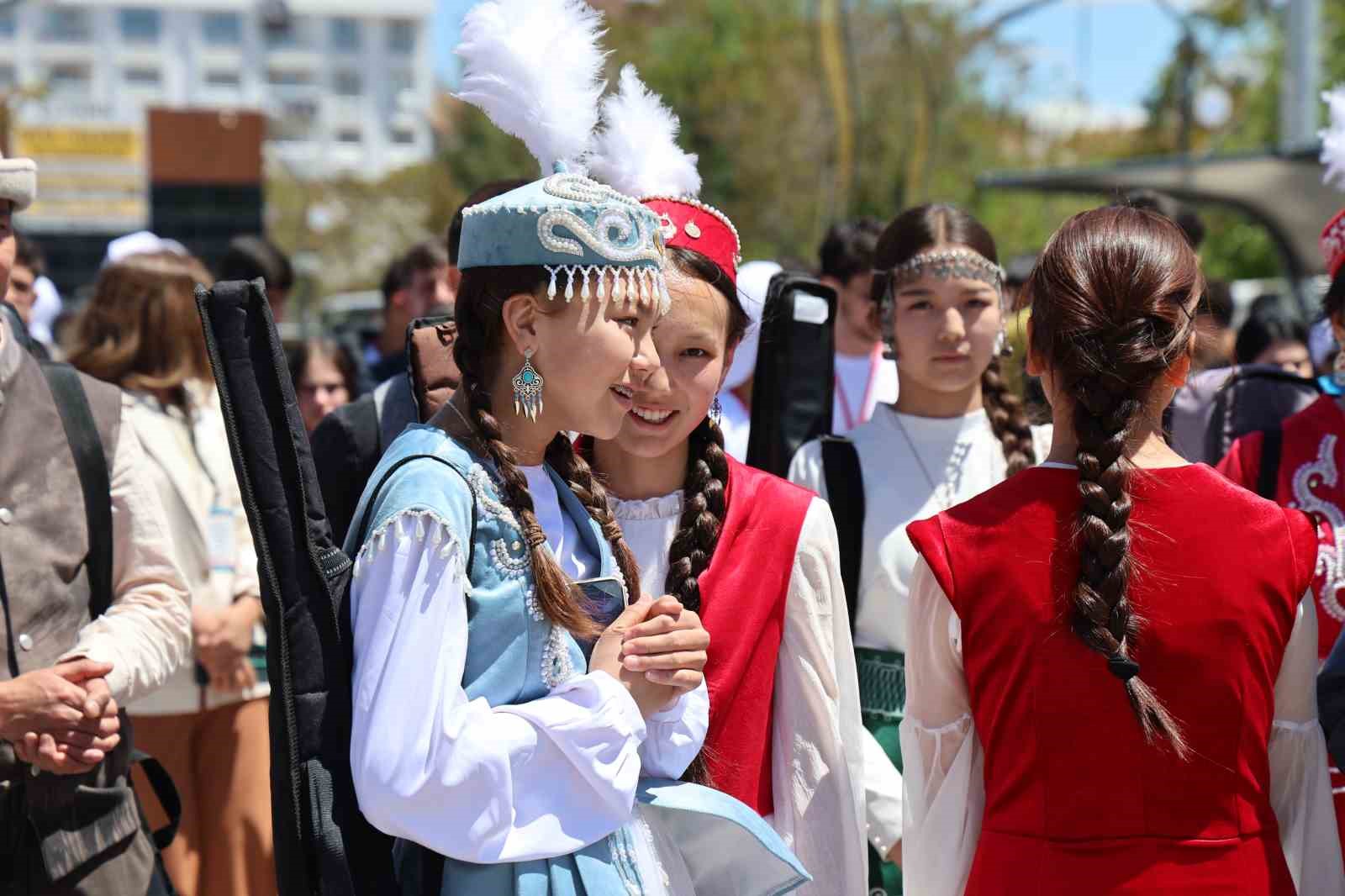 19 mayis festivalinde kirgiz ekibinin kiyafetleri ve muzikleri hayran birakti 9 QnshiOdZ
