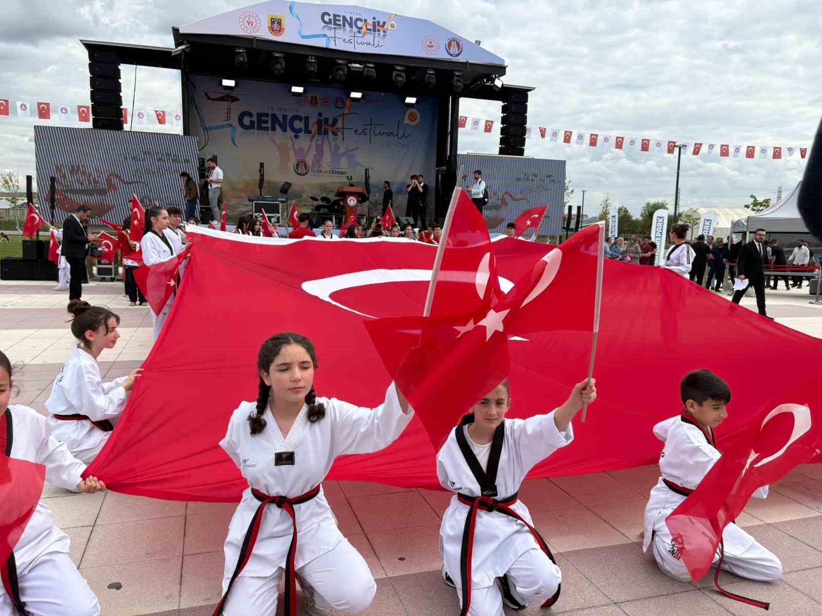 19 mayis genclik festivali kortej yuruyusu ile basladi johten uzum salkimi gosterisi nefes kesti