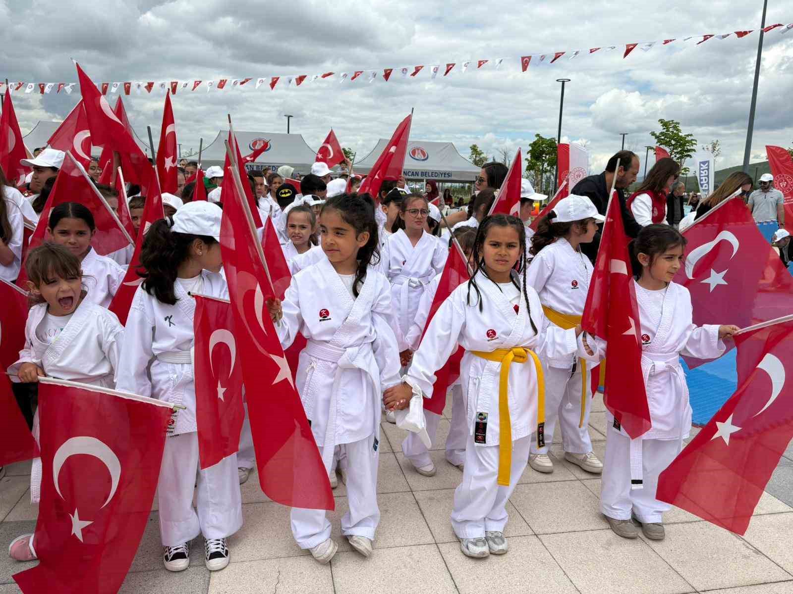 19 mayis genclik festivali kortej yuruyusu ile basladi johten uzum salkimi gosterisi nefes kesti mEKqK3h4