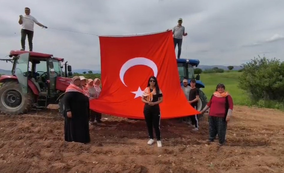 19 mayisi kekik ektikleri tarlada kutladilar 0 CieIs2gA