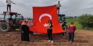 19-mayisi-kekik-ektikleri-tarlada-kutladilar-TlMkMDqG.jpg