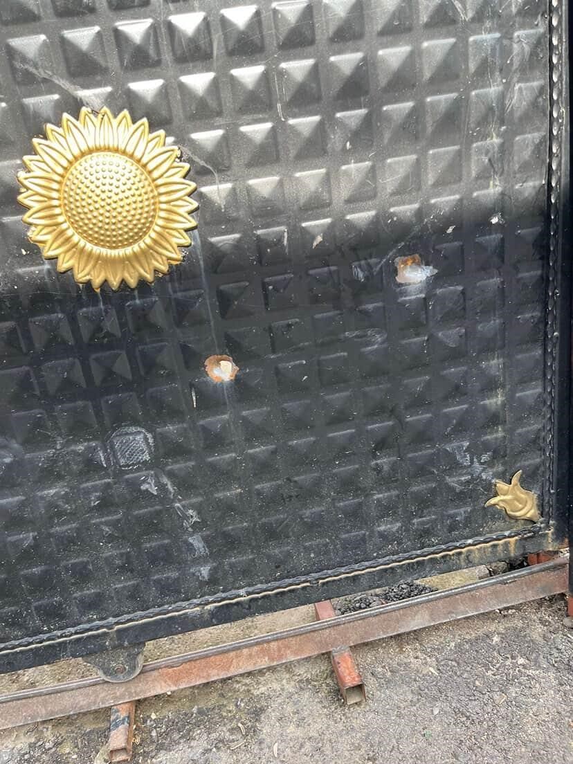 19 yaşındaki genci vurup, şikayetçi olmasın diye evini kurşunladılar 6 19 yasindaki genci vurup sikayetci olmasin diye evini kursunladilar 2 eHXeLPuq