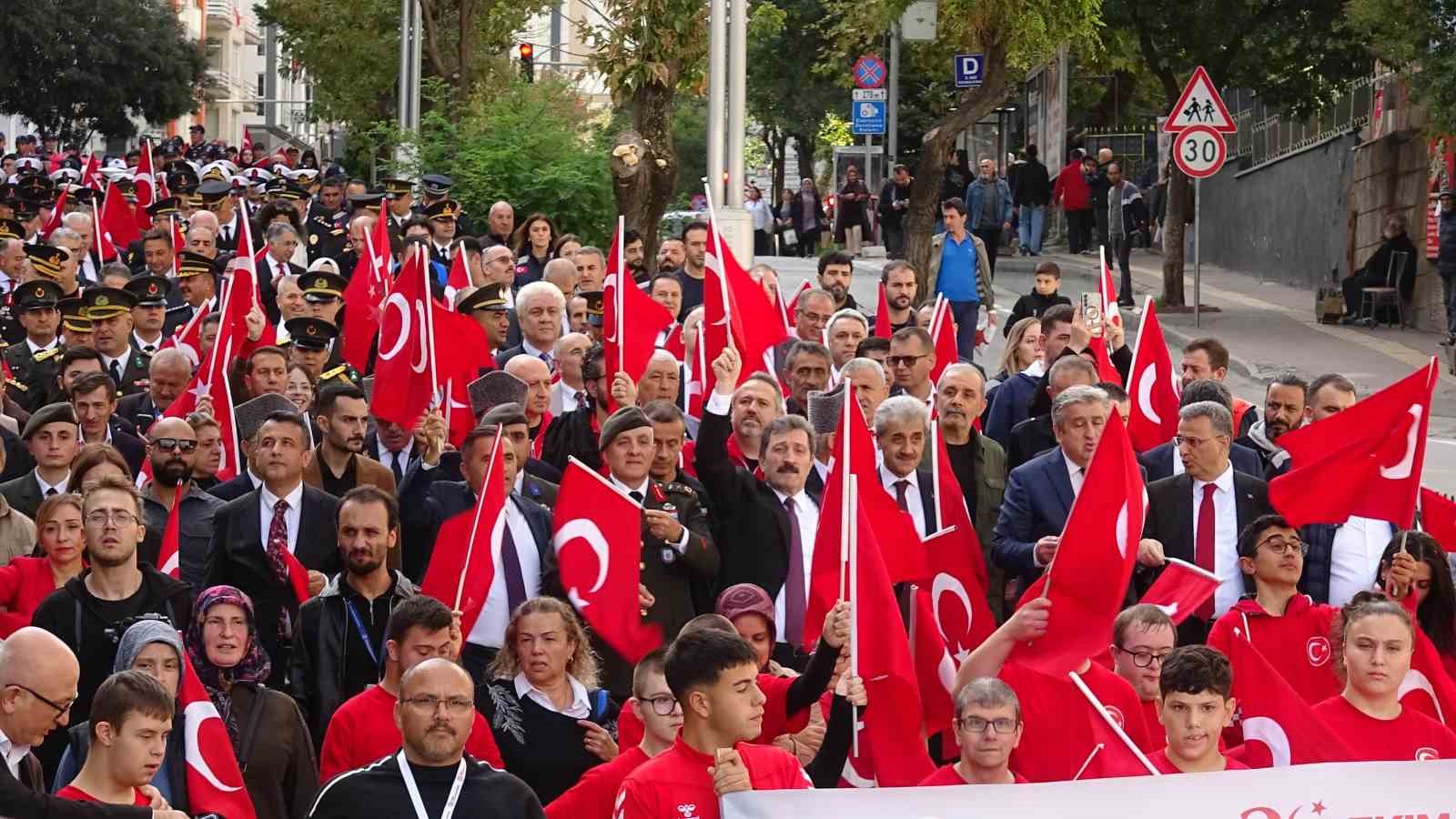 1919 metrelik turk bayragi esliginde cumhuriyet yuruyusu 2 HuOcHaG4