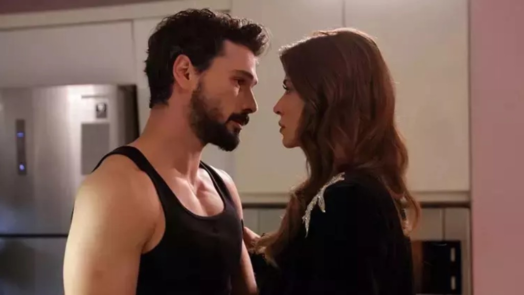 Deniz Can Aktaş’ın oyunculuk tarzı nasıl tanımlanıyor?