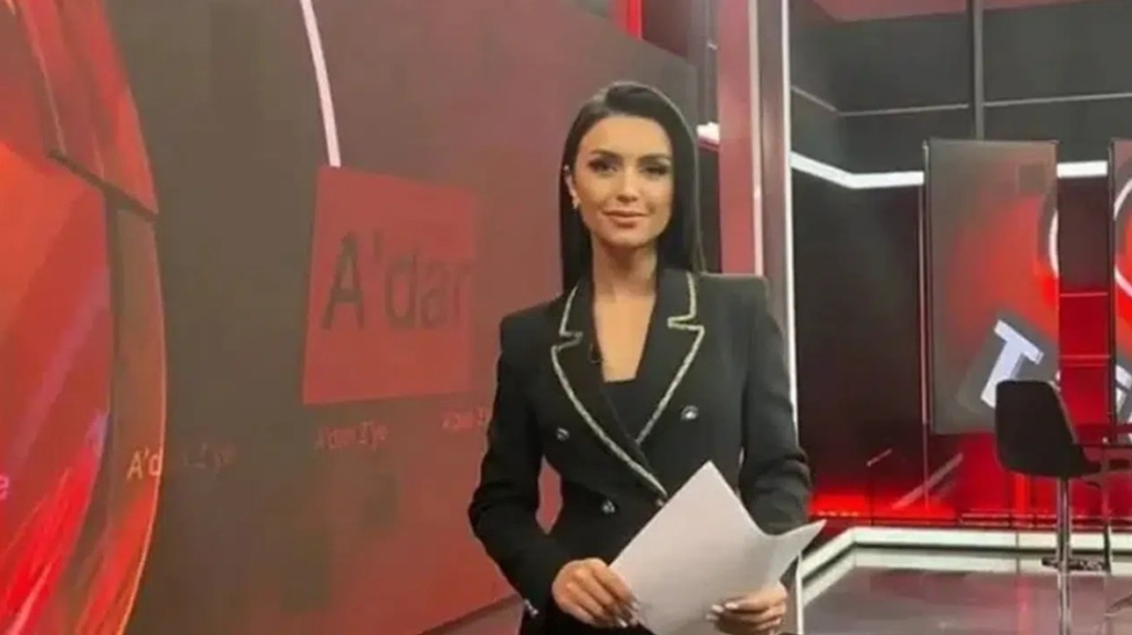 Burçak Bozkuş Kimdir? Canlı Yayında Annesinden Gelen Mesajlarla Gündeme Oturan Spiker Hakkında Merak Edilenler 1 Burçak Bozkuş Kimdir, Kaç Yaşında?