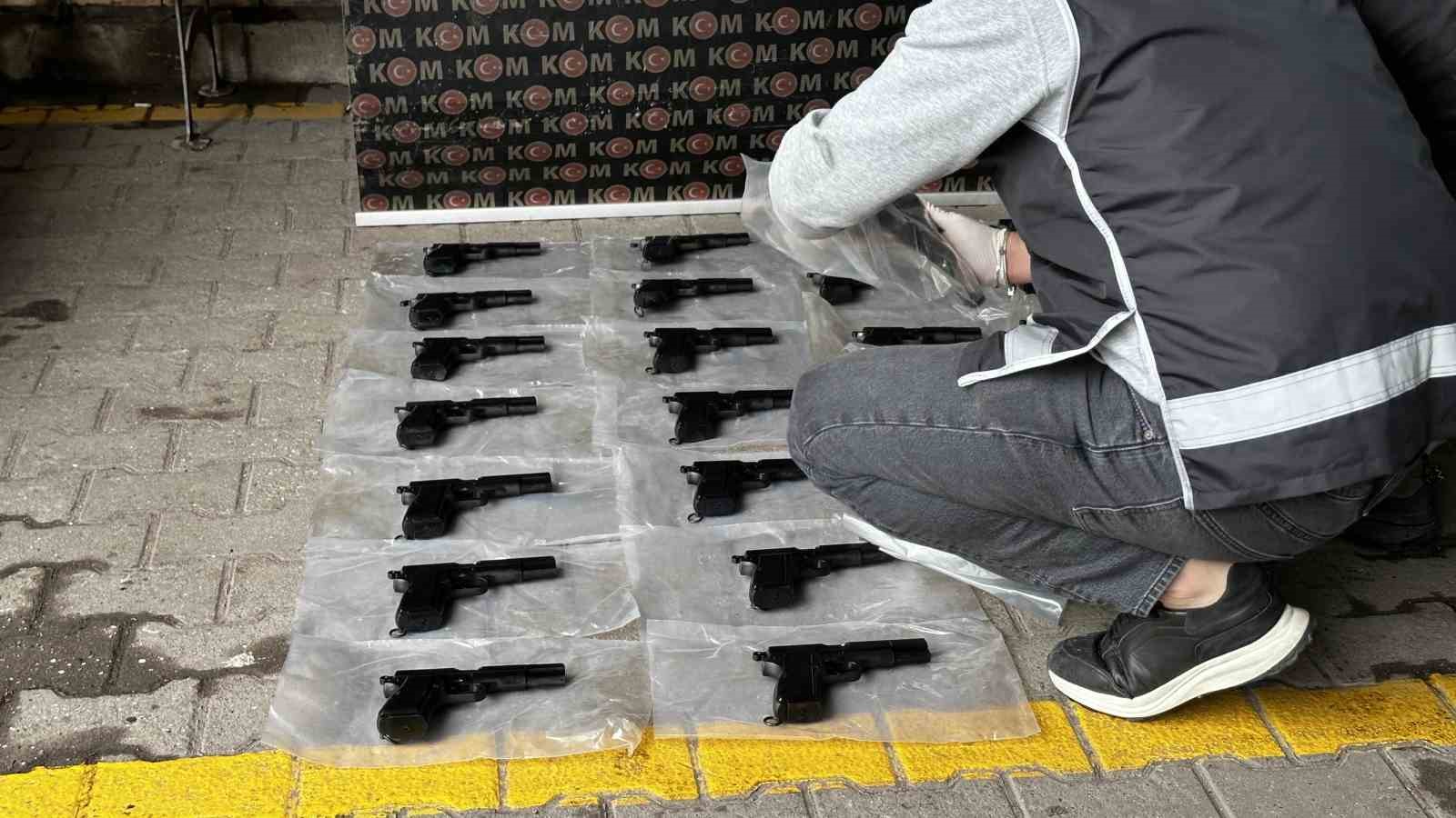 2 arac 2 tutuklama 44 ruhsatsiz tabanca istanbuldan yozgata teslimata sakaryada engel olundu 1 aGhdL3uY