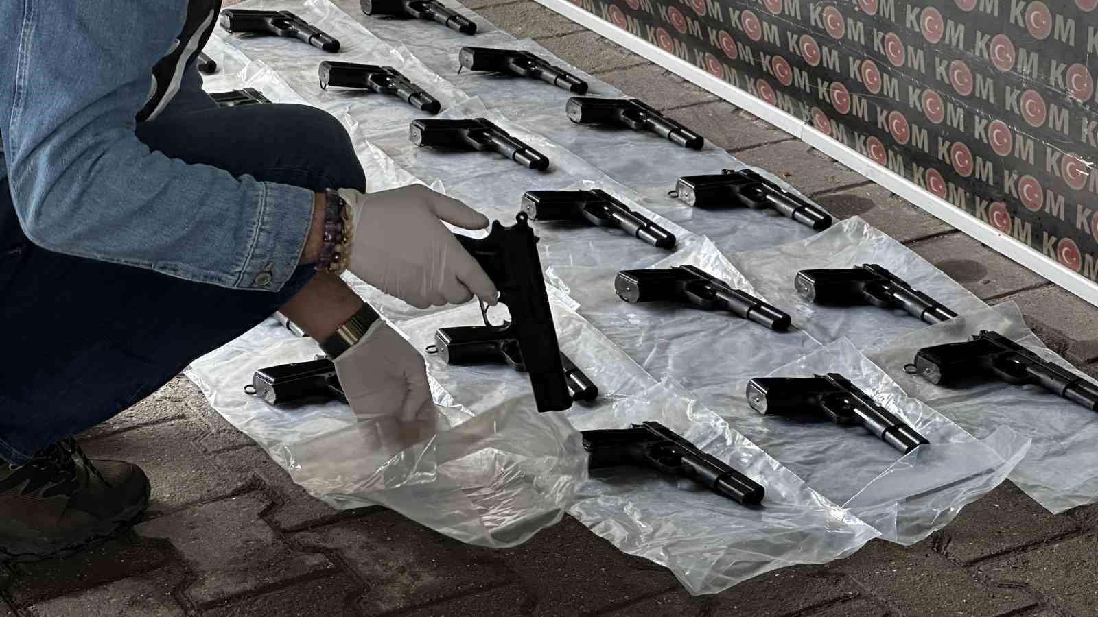 2 arac 2 tutuklama 44 ruhsatsiz tabanca istanbuldan yozgata teslimata sakaryada engel olundu 2 t169QqnL
