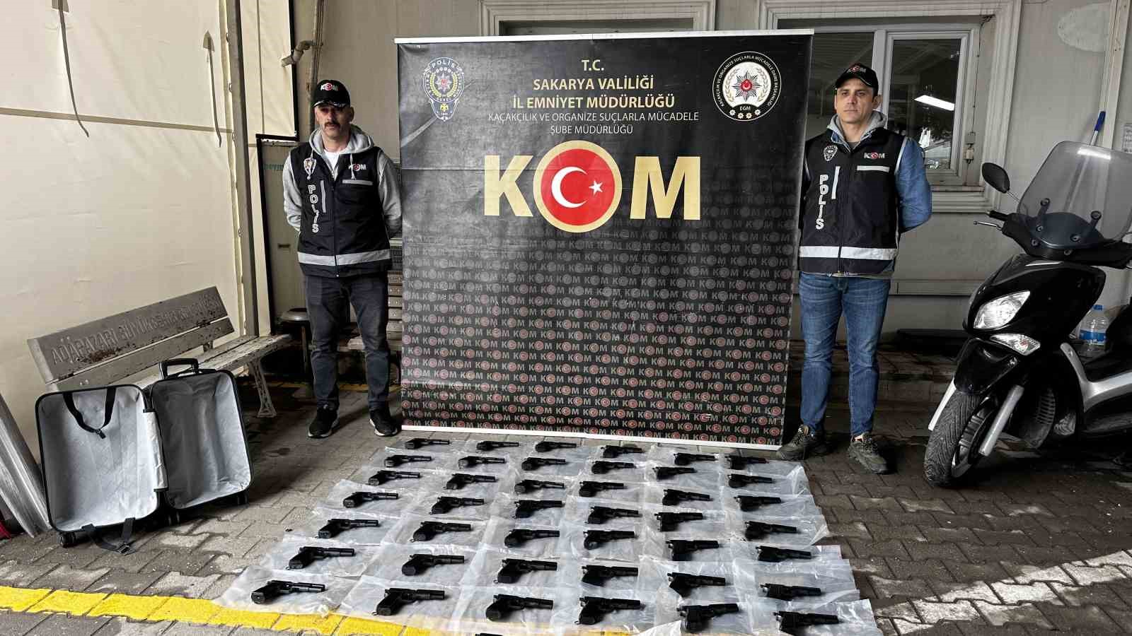 2 arac 2 tutuklama 44 ruhsatsiz tabanca istanbuldan yozgata teslimata sakaryada engel olundu 3 TFb2mAcn