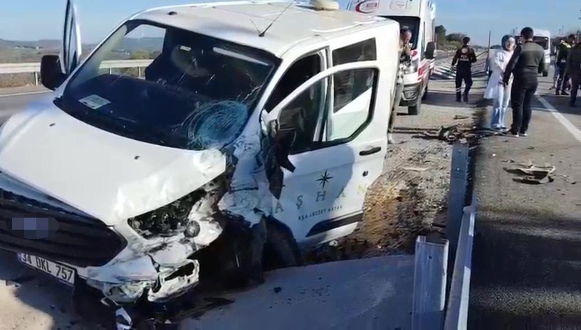 2 araç çarpıştı: 2 yaralı 4 2 arac carpisti 2 yarali 0 AaSAkqXN