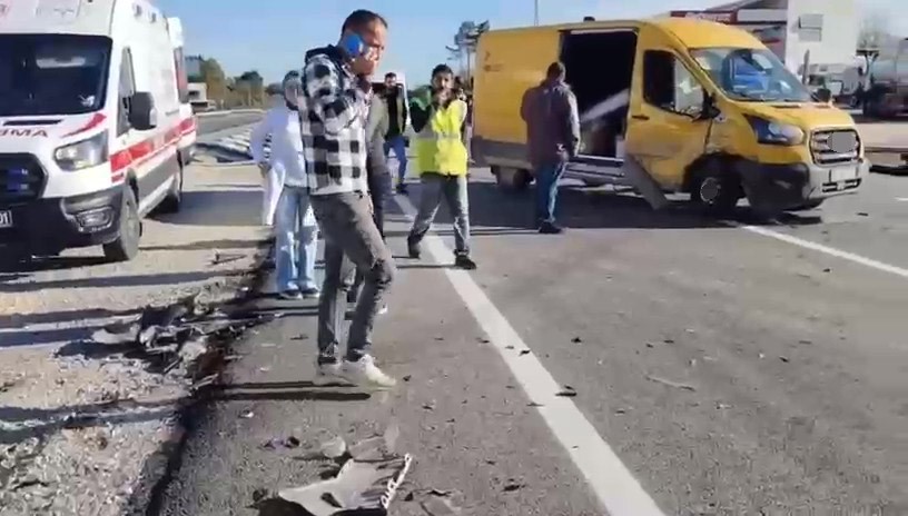 2 araç çarpıştı: 2 yaralı 5 2 arac carpisti 2 yarali 1 YKtkaWze