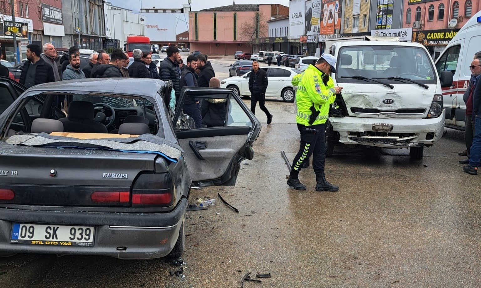 2 aracin karistigi kazada 4u cocuk 9 kisi yaralandi 1 sZPlVdNe