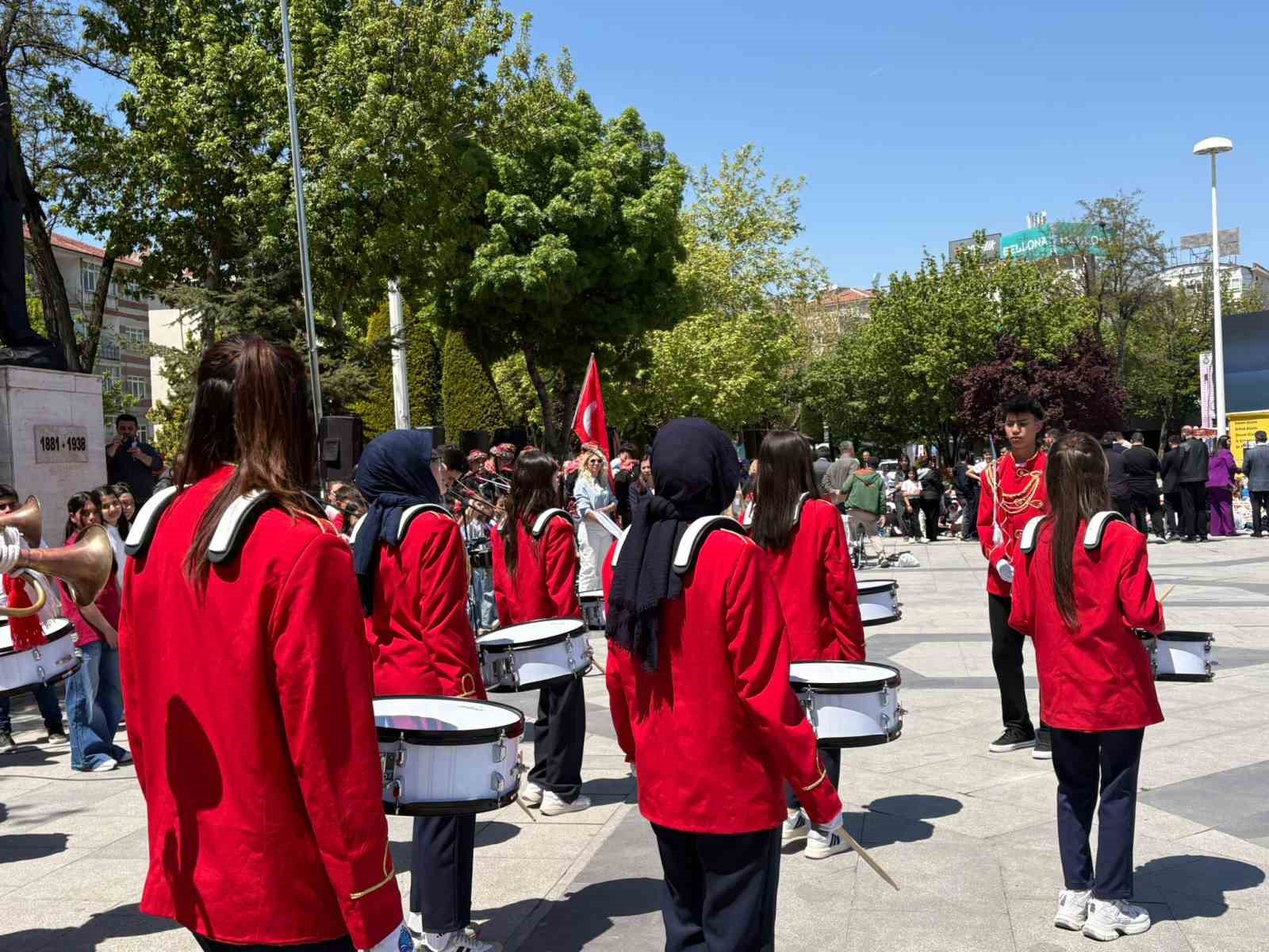 2 bin 200 ogrenci sanat festivalinde 50 metrelik dev brandayi boyadi 3 h9U8P45K