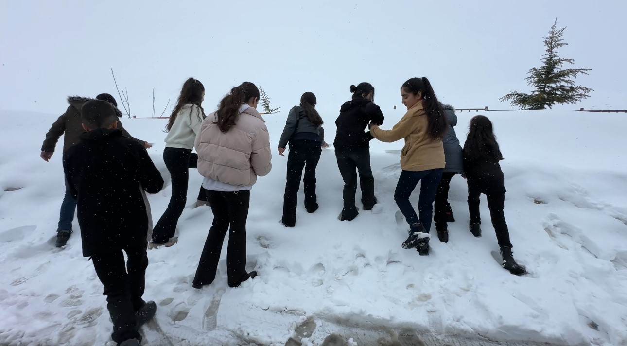 2 bin rakimda gida seferberligi karli yollari asarak cocuklara bilgi tasidilar 4 Ew7g6CHz