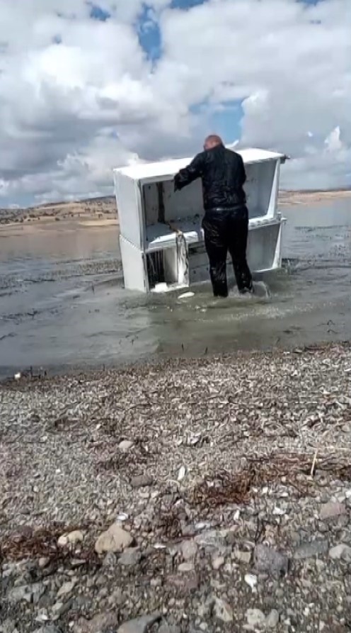 2 buzdolabini birlestirip kayik yapti 2