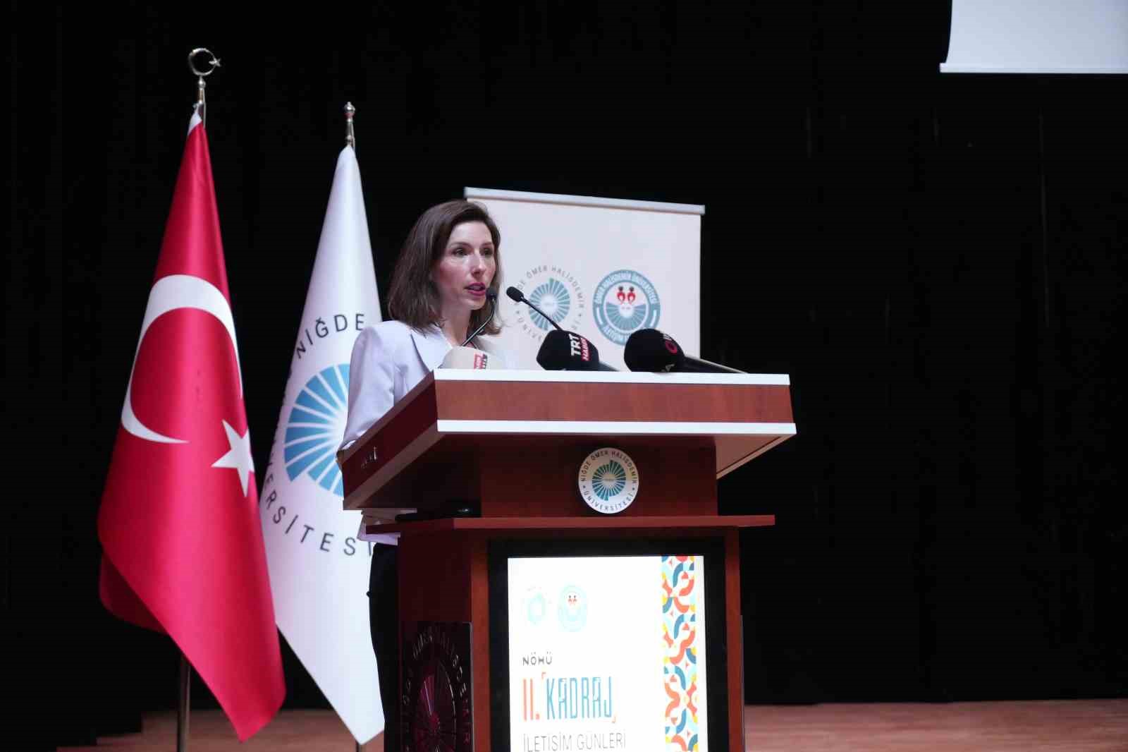 2 kadraj iletisim gunleri basladi iletisim dunyasinin onemli isimleri nohude genclerle bulusuyor 2 DeyLZyzX