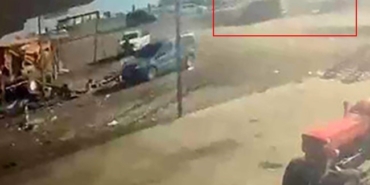 2-kisinin-oldugu-kaza-ani-kamerada-QJjxkMXc.jpg