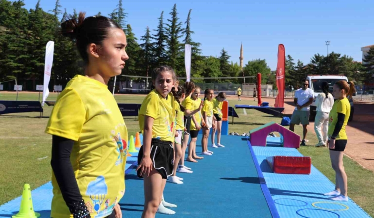 2-kisiyle-baslayan-jimnastik-seruveni-250-sporcuya-ulasti-n1FplOMP.jpg