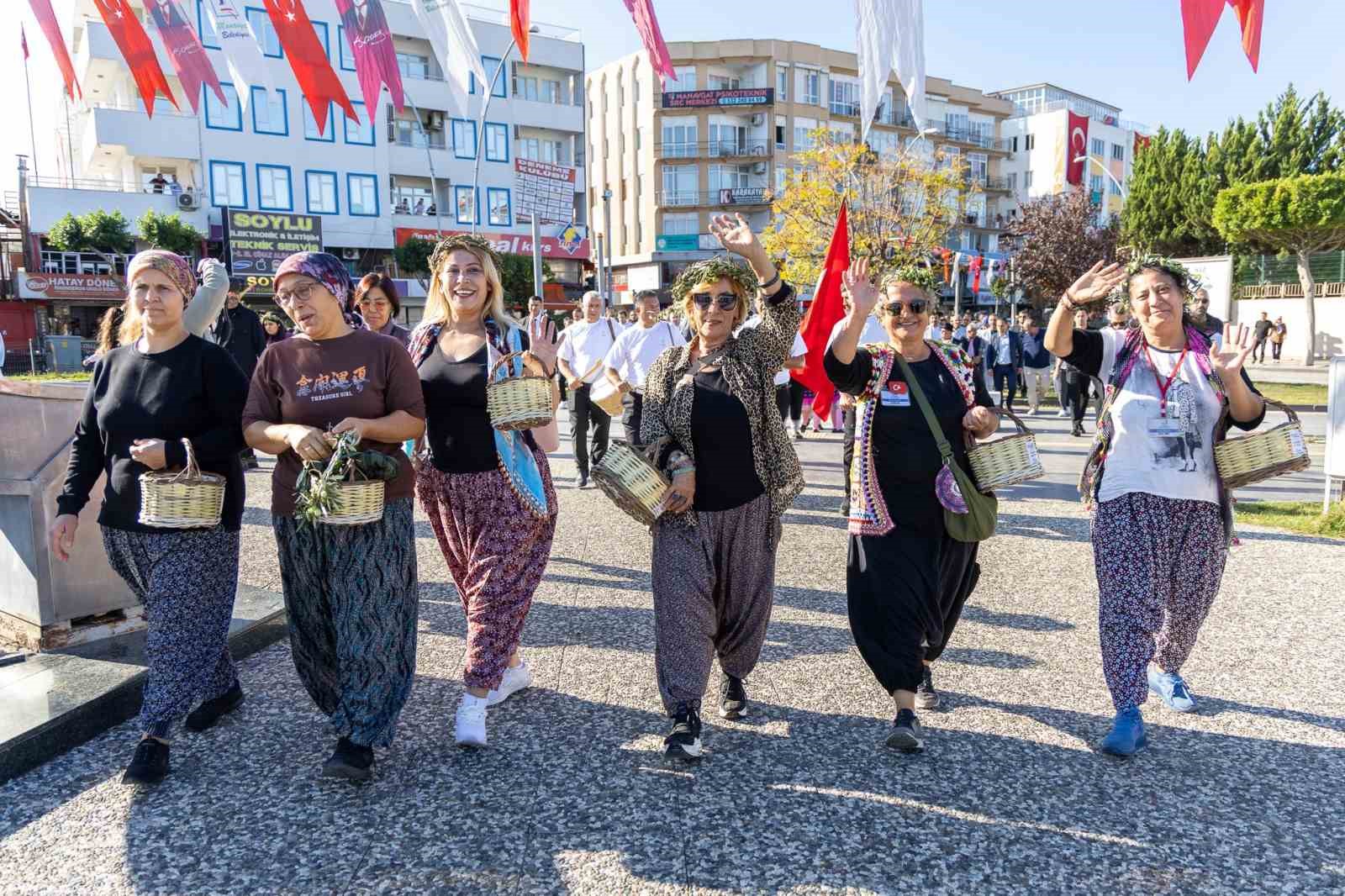2 manavgat zeytin ve zeytinyagi festivalinde ilk gun coskusu 2 ZVKGBLR6
