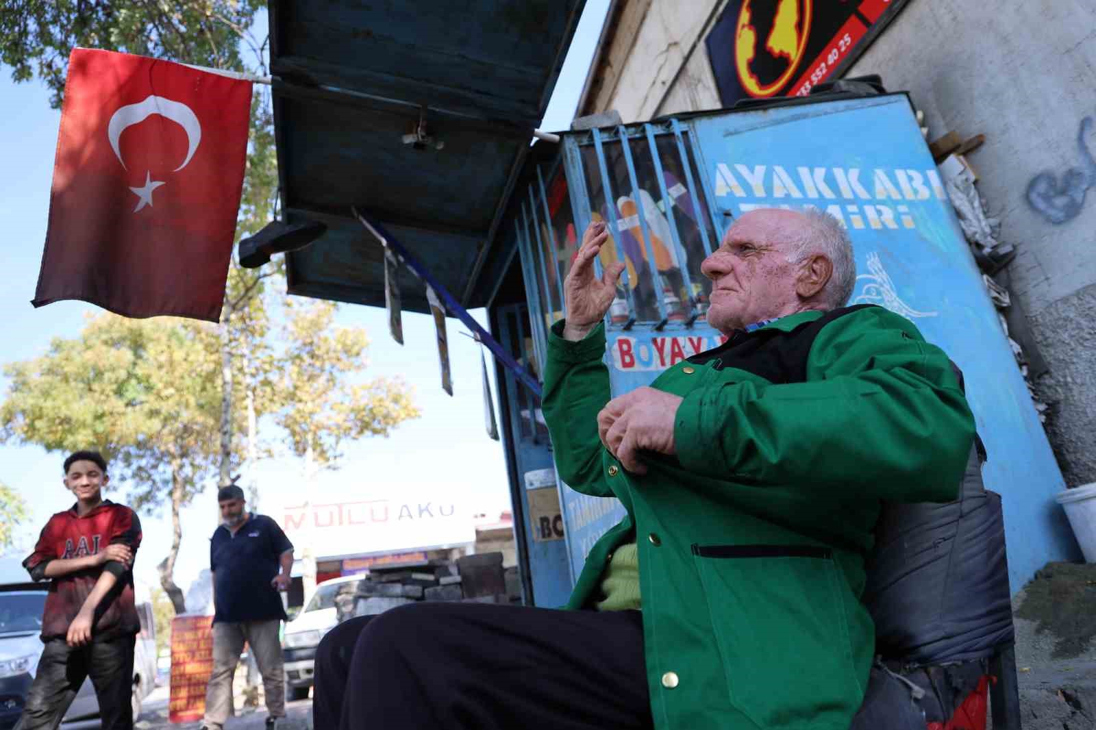 2 metrekarede 45 yillik ayakkabi boyaciligi 5