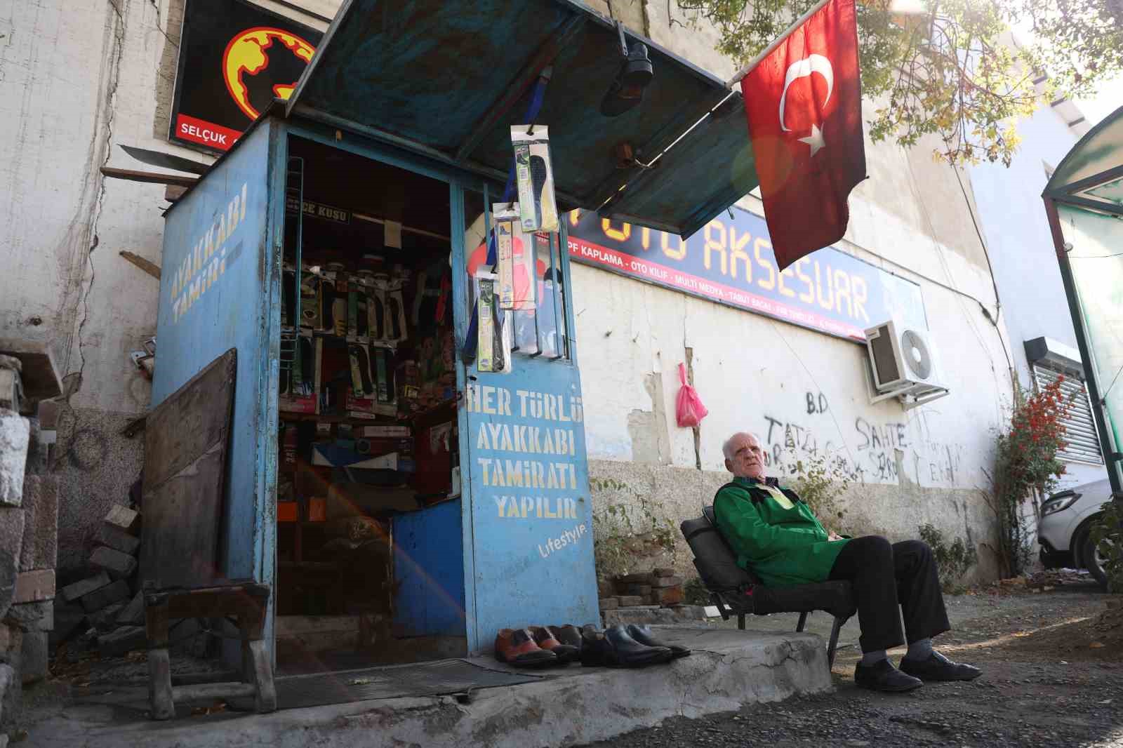 2 metrekarede 45 yillik ayakkabi boyaciligi 8 8KeKA6FS