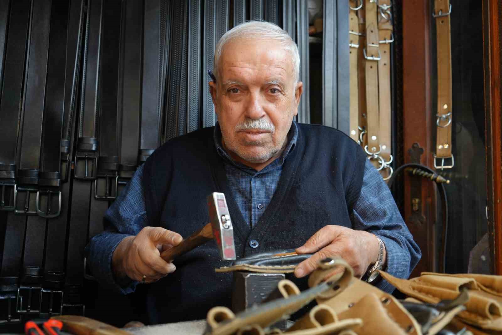 2 metrekarelik dukkanda 48 yildir meslegini icra ediyor 0 XYE2lCsm