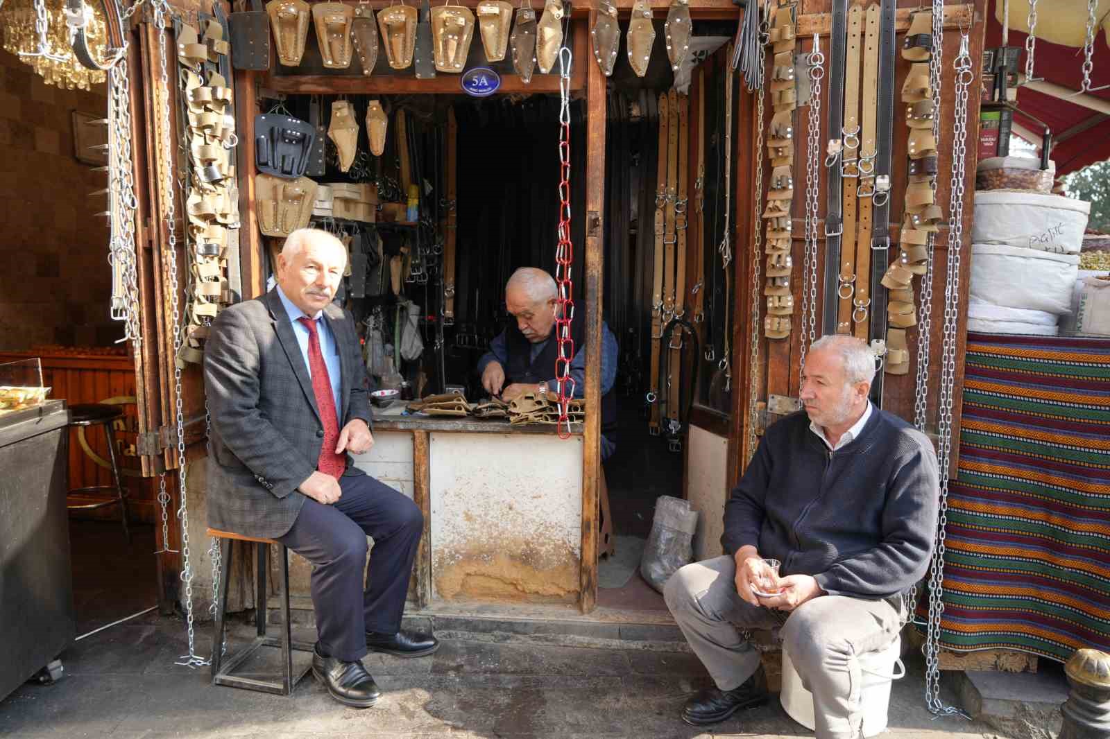 2 metrekarelik dukkanda 48 yildir meslegini icra ediyor 1 tUpF5r3P