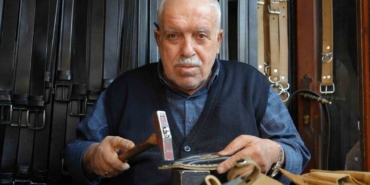 2-metrekarelik-dukkanda-48-yildir-meslegini-icra-ediyor-JPEGYafy.jpg