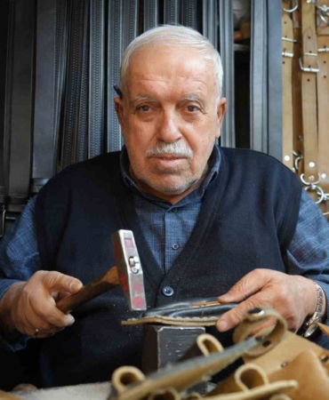 2-metrekarelik-dukkanda-48-yildir-meslegini-icra-ediyor-JPEGYafy.jpg