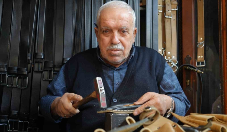 2-metrekarelik-dukkanda-48-yildir-meslegini-icra-ediyor-JPEGYafy.jpg