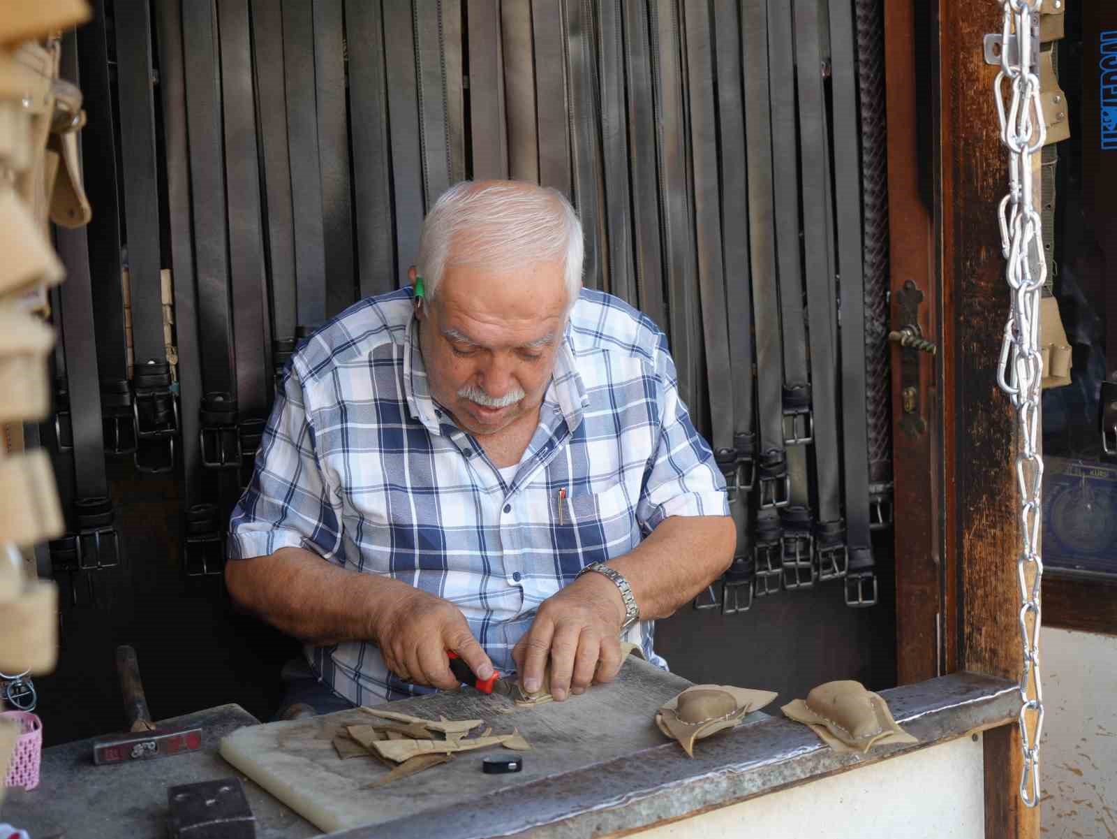 2 metrekarelik dukkaninda uretiyor 81 ile gonderiyor 3 rS575NOB
