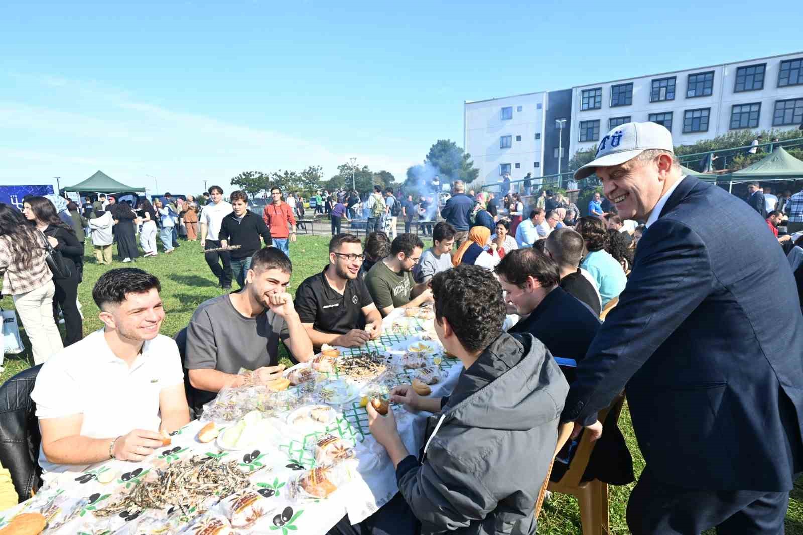 2 saatte 3 ton hamsi yediler 0 KMVEFiMc