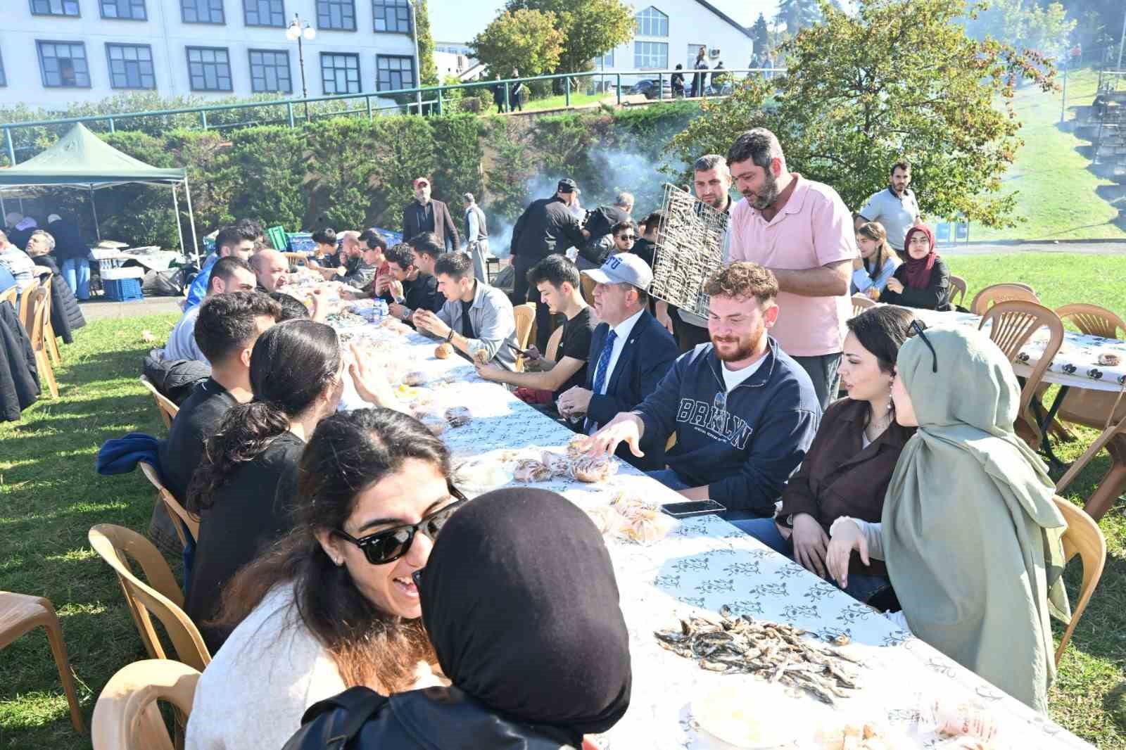 2 saatte 3 ton hamsi yediler 1 uOIu1uTk