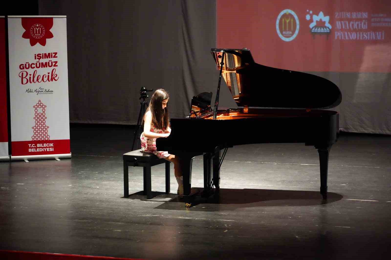 2 uluslararasi ayva cicegi piyano festivalinde 6 ulkeden gelen genc piyanistler hunerlerini sergiledi 1 b6Es16MZ