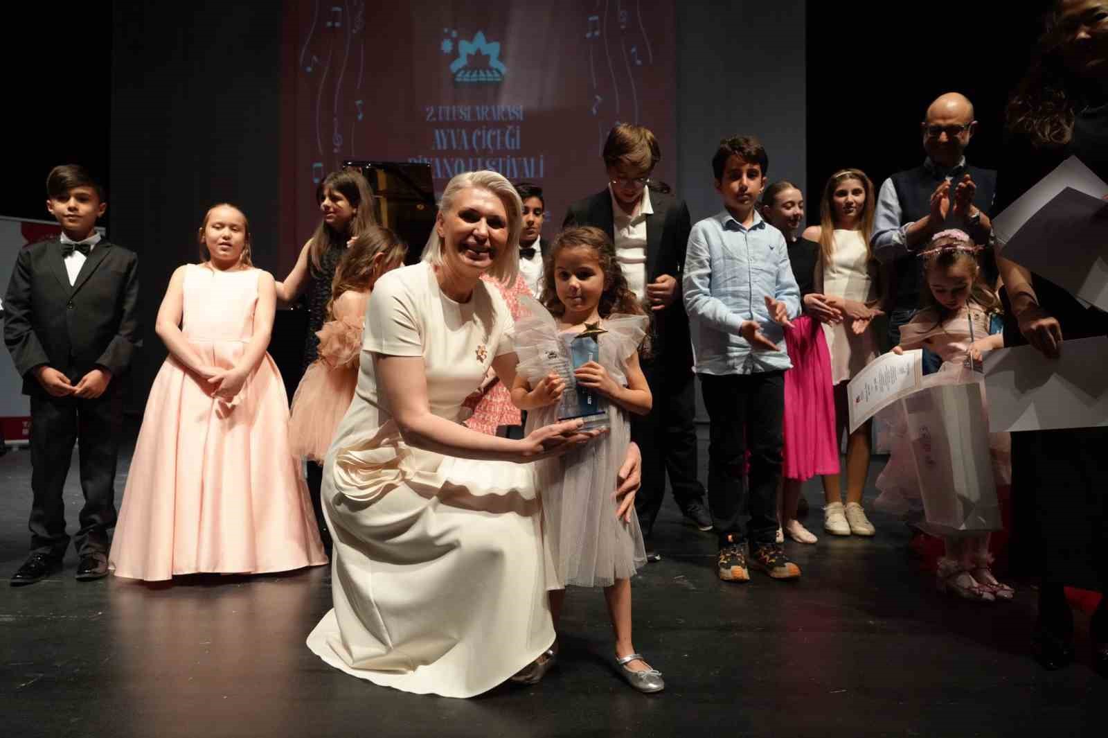2 uluslararasi ayva cicegi piyano festivalinde 6 ulkeden gelen genc piyanistler hunerlerini sergiledi 2
