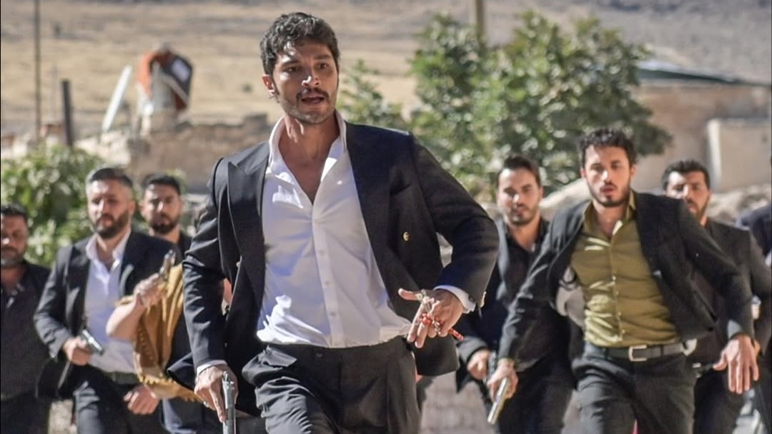 HALEF DİZİSİNİN SERHAT’I İLHAN ŞEN GENÇ HAYRANLARINI KIRMADI
