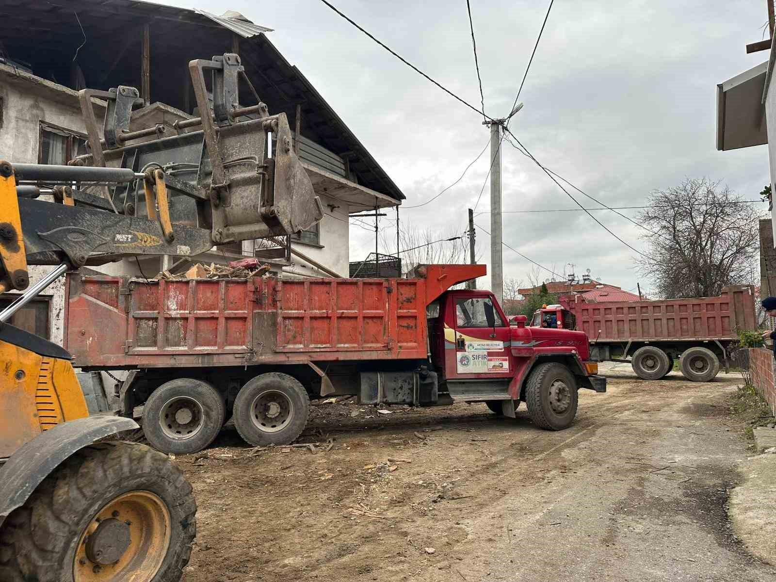 20 kamyon dolusu copu 25 yilda evinde biriktirmis 5 Gep8VOnI