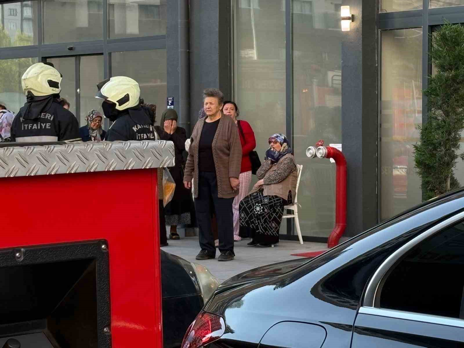 20 katlı binada yangın paniği: Bina sakinleri yanlış alarmla sokağa döküldü 5 20 katli binada yangin panigi bina sakinleri yanlis alarmla sokaga dokuldu 1 RstRylQK