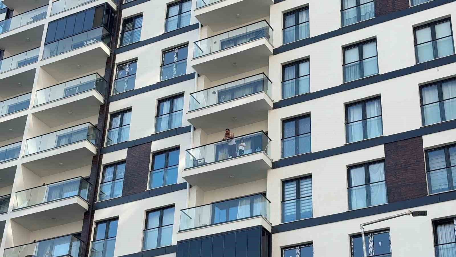 20 katlı binada yangın paniği: Bina sakinleri yanlış alarmla sokağa döküldü 6 20 katli binada yangin panigi bina sakinleri yanlis alarmla sokaga dokuldu 2 XtlbiSJC