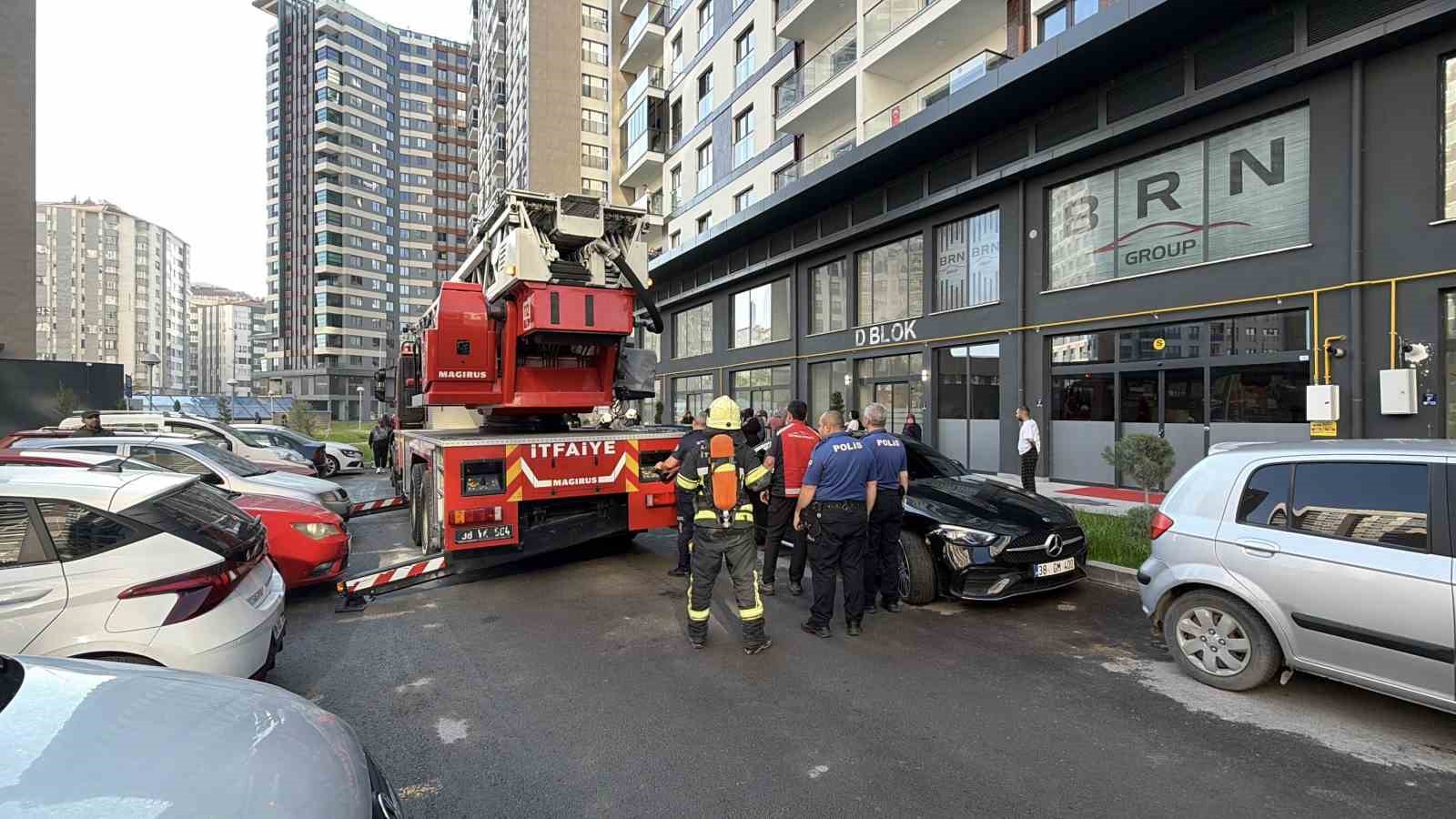 20 katlı binada yangın paniği: Bina sakinleri yanlış alarmla sokağa döküldü 7 20 katli binada yangin panigi bina sakinleri yanlis alarmla sokaga dokuldu 3 CSWBHpXd