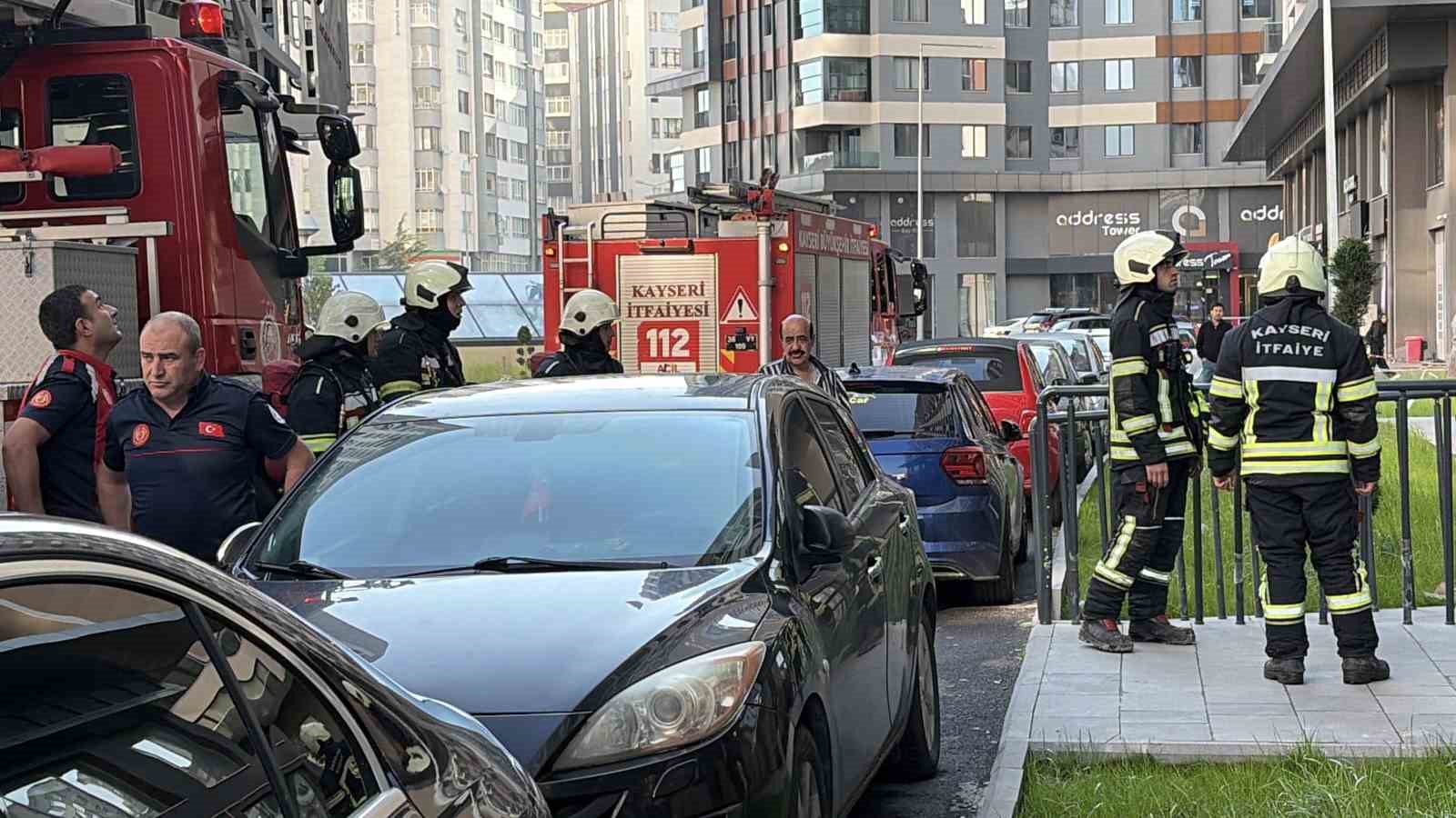 20 katlı binada yangın paniği: Bina sakinleri yanlış alarmla sokağa döküldü 8 20 katli binada yangin panigi bina sakinleri yanlis alarmla sokaga dokuldu 4 tintAcsC
