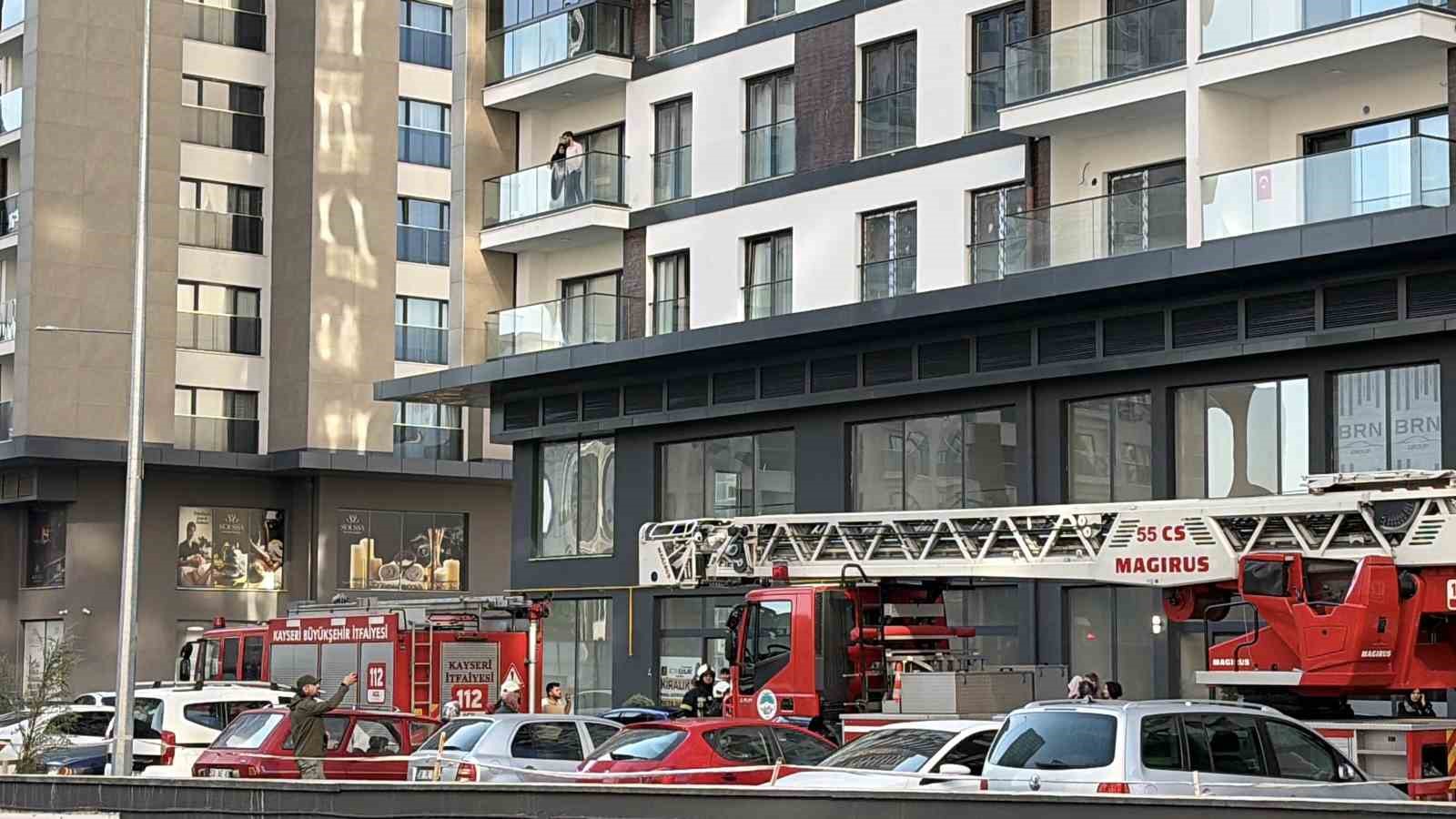 20 katlı binada yangın paniği: Bina sakinleri yanlış alarmla sokağa döküldü 9 20 katli binada yangin panigi bina sakinleri yanlis alarmla sokaga dokuldu 5 LecevpHt