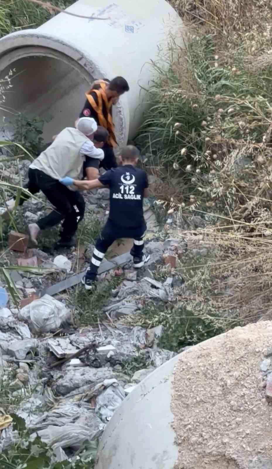 20 metrelik uçurumdan düştü, yaralıyı sırtında taşıyan itfaiyeci yürekleri ısıttı 4 20 metrelik ucurumdan dustu yaraliyi sirtinda tasiyan itfaiyeci yurekleri isitti 0