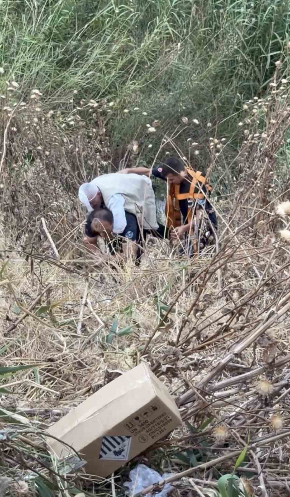 20 metrelik uçurumdan düştü, yaralıyı sırtında taşıyan itfaiyeci yürekleri ısıttı 5 20 metrelik ucurumdan dustu yaraliyi sirtinda tasiyan itfaiyeci yurekleri isitti 1 1Imp63ga