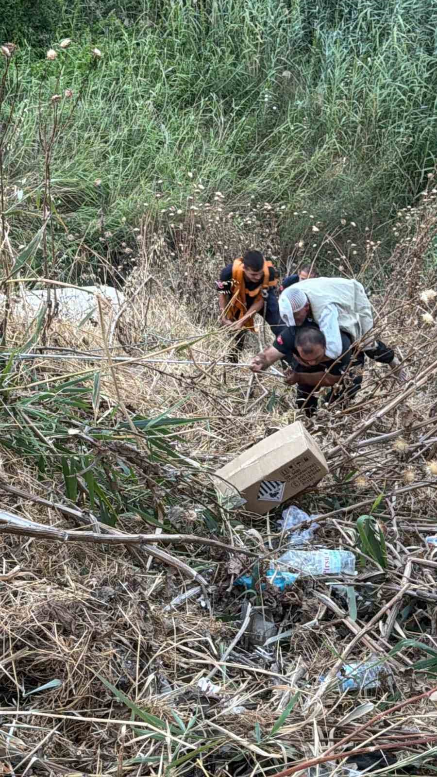 20 metrelik uçurumdan düştü, yaralıyı sırtında taşıyan itfaiyeci yürekleri ısıttı 6 20 metrelik ucurumdan dustu yaraliyi sirtinda tasiyan itfaiyeci yurekleri isitti 2 AN8yYycX